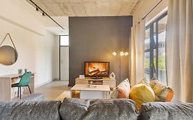 Sandton City Splendid Apartment 1 L Power & Water Backup L Walk To Sandton City & Nelson Mandela Square